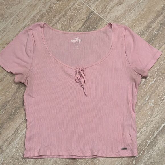 Hollister Tops - Hollister pink short sleeve fitted T - size L